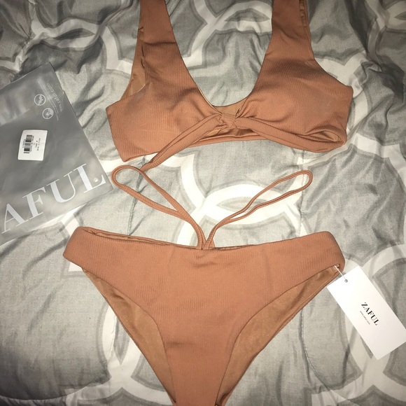 A bikini set - Picture 2 of 2